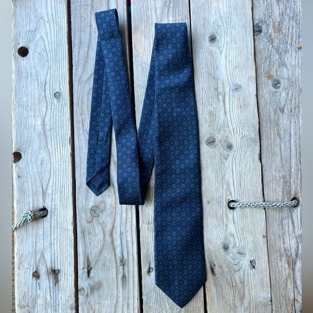 Brooks Brothers Navy & Gold Geometric Silk Tie – Made in USA w/ Italian Fabric - Picture 10 of 13